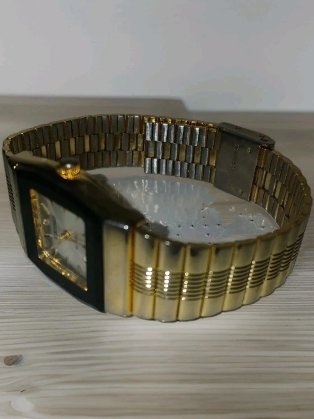 ​Vintage Seiko V701-1K03 Men's Quartz Watch Gold Tone Black Bezel Bracelet